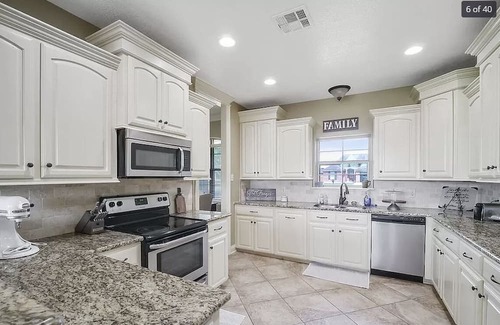 Iowa Haus | House in quiet Iowa near Lake Charles + EV charger