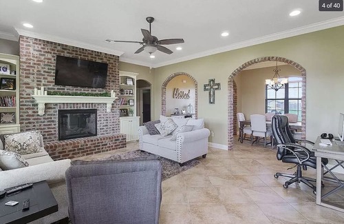 Iowa Haus | House in quiet Iowa near Lake Charles + EV charger