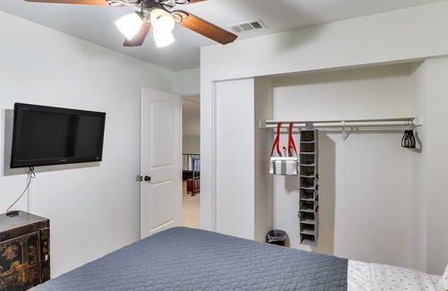 Laughlin Haus | Laughlin Retreat w/ Pool: 2 Mi to Big Bend!