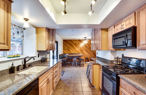 Laughlin Haus | Laughlin Retreat w/ Pool: 2 Mi to Big Bend!