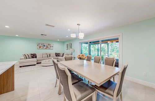 Central Naples Haus | Sunlit enchanting retreat with gorgeous yard & large patio - near beaches & golf