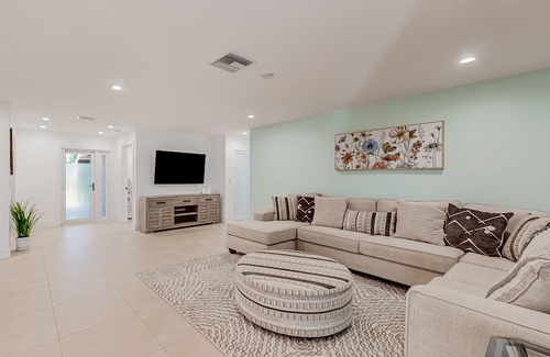 Central Naples Haus | Sunlit enchanting retreat with gorgeous yard & large patio - near beaches & golf