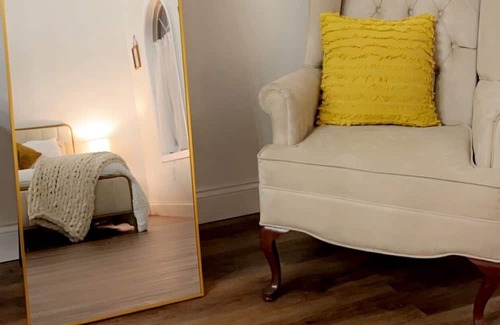 Jefferson City Wohnung | Private Greenhouse Style Guesthouse! 15 min from the lakes and close to gburg!