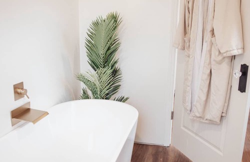 Jefferson City Wohnung | Private Greenhouse Style Guesthouse! 15 min from the lakes and close to gburg!