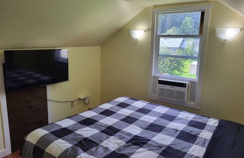 East Kootenay Wohnung | (A)Quaint 2 bd apt w/view 4 guests