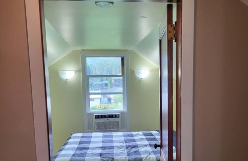 East Kootenay Wohnung | (A)Quaint 2 bd apt w/view 4 guests