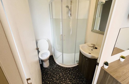 Ryde Kabine | 2 Bedroom Accessible Lodge TH45, Nodes Point, Isle of Wight, Dog Friendly