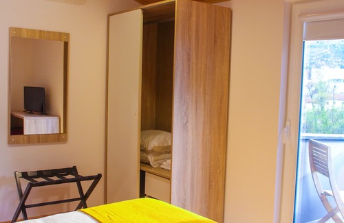 Gois Hütte | Casa de Campo Vale do Ceira, Quarto Twin. Na Bela e Pacata Vila de Góis
