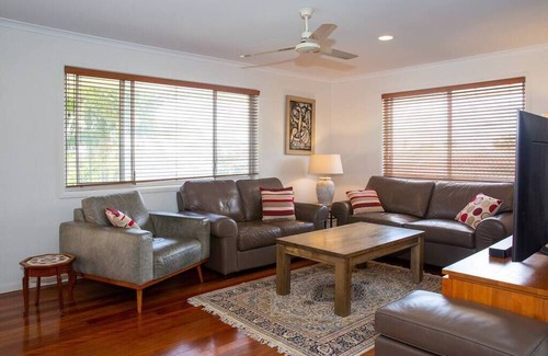 Caloundra Haus | Entire 4Brm Family Home 900m to beach! Caloundra