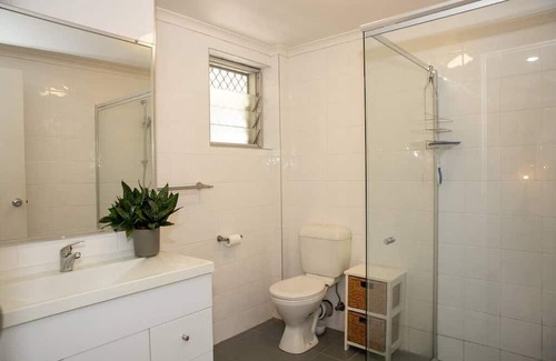 Caloundra Haus | Entire 4Brm Family Home 900m to beach! Caloundra