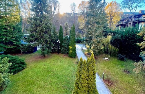 Baden Wohnung | Holiday Apartment "Schickes Baden Bei Wien" with Shared Garden & Wi-Fi