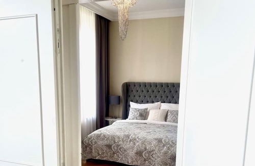 Baden Wohnung | Holiday Apartment "Luxus In Baden Bei Wien" with Shared Garden & Wi-Fi