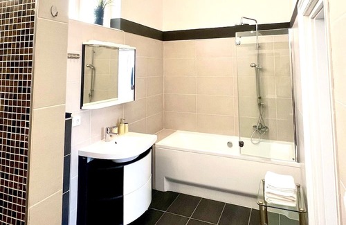 Baden Wohnung | Holiday Apartment "Luxus In Baden Bei Wien" with Shared Garden & Wi-Fi
