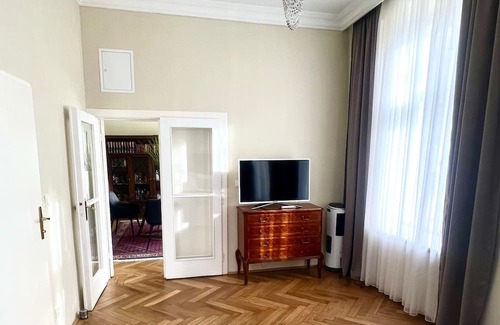 Baden Wohnung | Holiday Apartment "Luxus In Baden Bei Wien" with Shared Garden & Wi-Fi