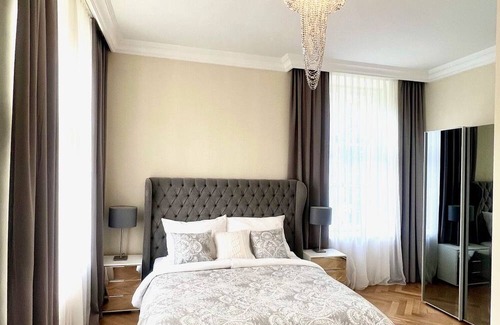 Baden Wohnung | Holiday Apartment "Luxus In Baden Bei Wien" with Shared Garden & Wi-Fi