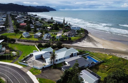 Waihi Beach Haus | ALL THE 3'S @ NUMBER 3