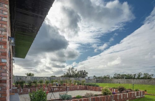 Menlo Hütte | 19th century restored stable on Lough Corrib