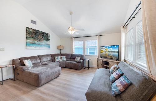 Leeward Sands Haus | Sleeps 9! Pet friendly!