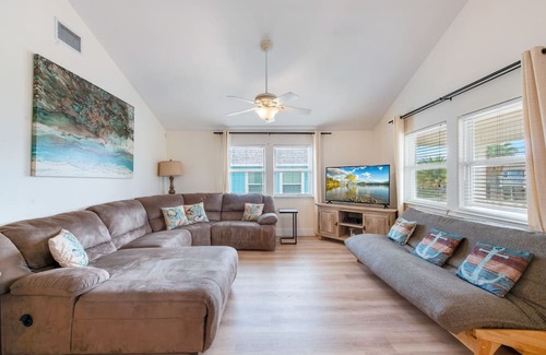 Leeward Sands Haus | Sleeps 9! Pet friendly!
