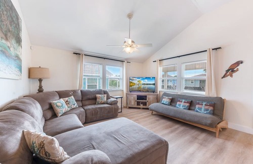 Leeward Sands Haus | Sleeps 9! Pet friendly!