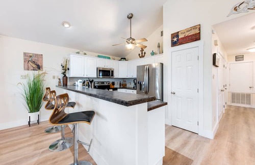 Leeward Sands Haus | Sleeps 9! Pet friendly!