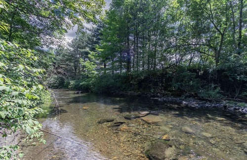 Pawlet Haus | Quintessential Vermont! In a classic New England village on the Metawee River.