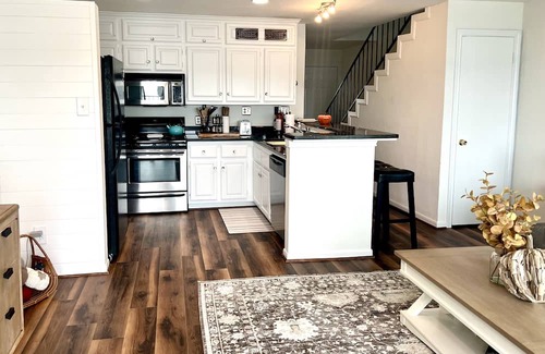 Seven Coves Eigentumswohnung | Cozy 2 story lake retreat w/ lake views 2/2. Relax, unwind or cast your line.