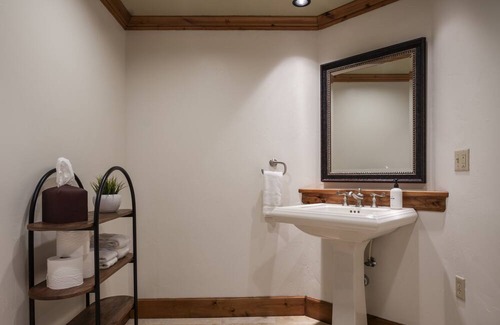 Layton Wohnung | City Comfort, Outdoor Discovery. Features a gourmet kitchen and private garage.