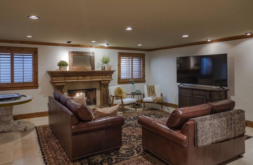 Layton Wohnung | City Comfort, Outdoor Discovery. Features a gourmet kitchen and private garage.