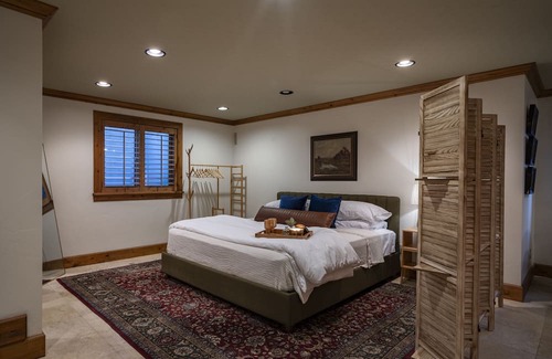 Layton Wohnung | City Comfort, Outdoor Discovery. Features a gourmet kitchen and private garage.