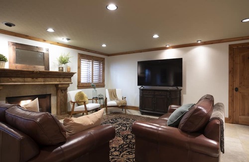 Layton Wohnung | City Comfort, Outdoor Discovery. Features a gourmet kitchen and private garage.