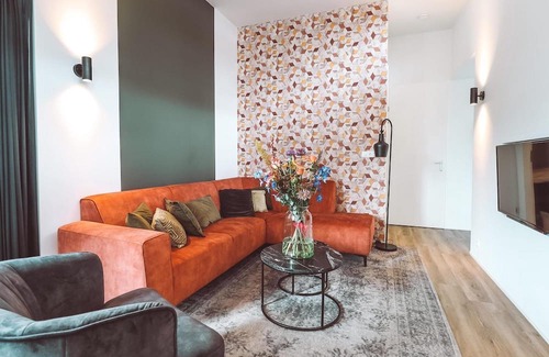 Elst Haus | These Eco-Lodges are equipped for 12 people and have one hot tub. From your own terrace, you can therefore completely relax and enjoy your own wellness moment!