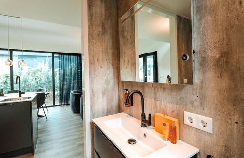 Elst Haus | These Eco-Lodges are equipped for 12 people and have one hot tub. From your own terrace, you can therefore completely relax and enjoy your own wellness moment!