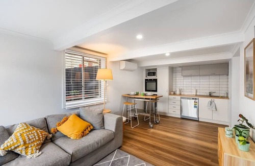 Howrah Wohnung | Prime Location, Stylish Space