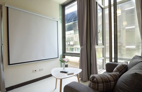 Xinyi Eigentumswohnung | 1.5 Min Walk to City Hall MRT Cinema Experience