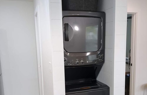 West 1st Street Hütte | Retreat, Relax, Roam in downtown Ft. Myers, Florida. Cozy Unit for two!