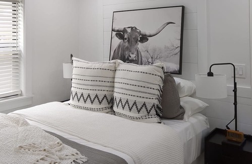 West 1st Street Hütte | Retreat, Relax, Roam in downtown Ft. Myers, Florida. Cozy Unit for two!