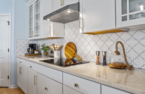 DeBary Haus | Modern 3BR Retreat - 30 Days, Pool & Chic Decor