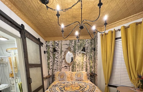 Fall River Wohnung | Luxurious bedroom with private bathroom in the Flint Village area of Fall River