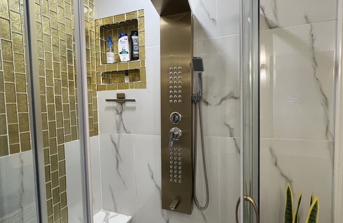 Fall River Wohnung | Luxurious bedroom with private bathroom in the Flint Village area of Fall River