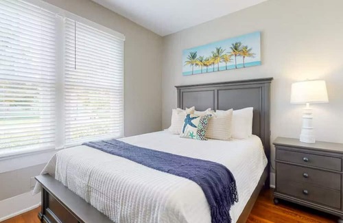 Galveston Kabine | Centrally located unit with shared courtyard, designated hot tub, & fire pit!