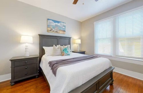 Galveston Kabine | Centrally located unit with shared courtyard, designated hot tub, & fire pit!