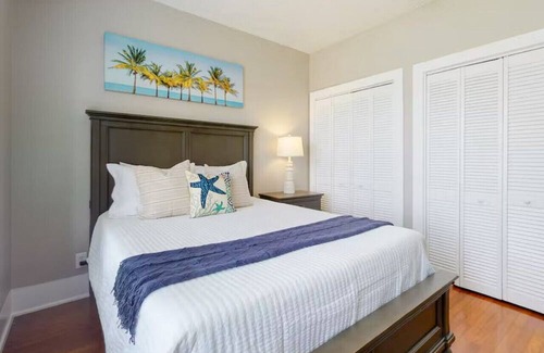 Galveston Kabine | Centrally located unit with shared courtyard, designated hot tub, & fire pit!