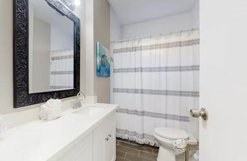 Galveston Kabine | Centrally located unit with shared courtyard, designated hot tub, & fire pit!