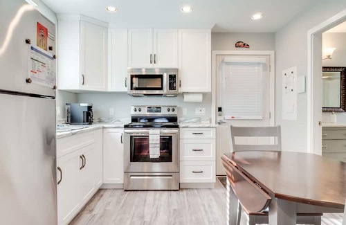 Port Alberni Haus | The Bear Studio House: Open concept house that sleeps up to 4