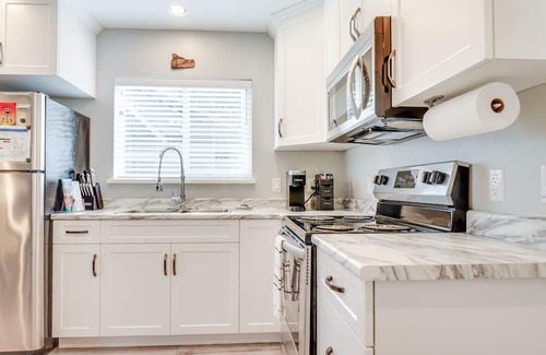 Port Alberni Haus | The Bear Studio House: Open concept house that sleeps up to 4