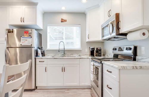 Port Alberni Haus | The Bear Studio House: Open concept house that sleeps up to 4