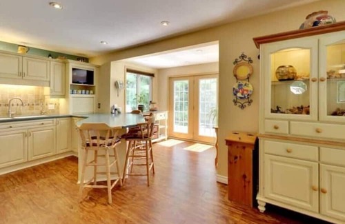 Cordova Mines Hütte | Large, private and dog friendly Country Home on a River with a Hot Tub & Sauna!