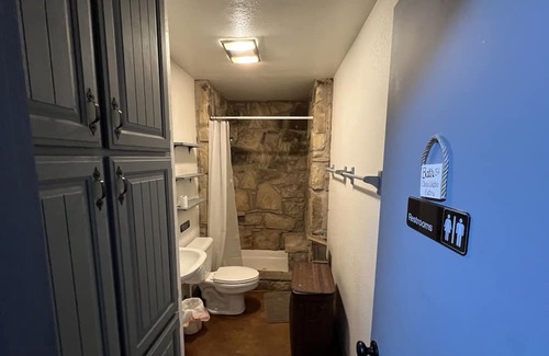 Hico Kabine | Large Rustic Lodge and Retreat Center on 35 acres!