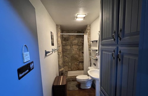Hico Kabine | Large Rustic Lodge and Retreat Center on 35 acres!